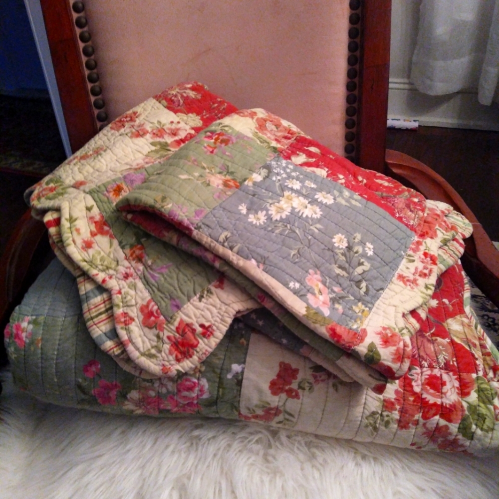 Full quilted spread with three pillow shams